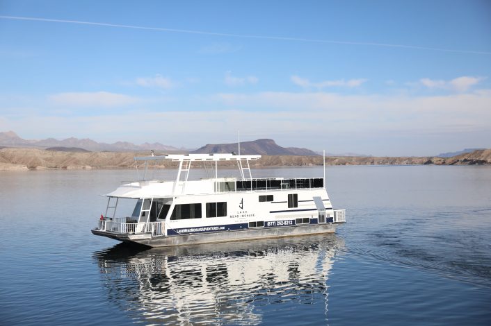 59' Houseboat on water